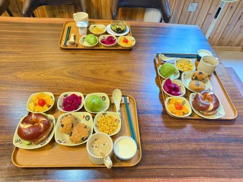 duas bandejas de comida numa mesa de madeira em Heaven's Gate Home Stay --free pick up service--panoramic view of Tianmen Mountain em Zhangjiajie