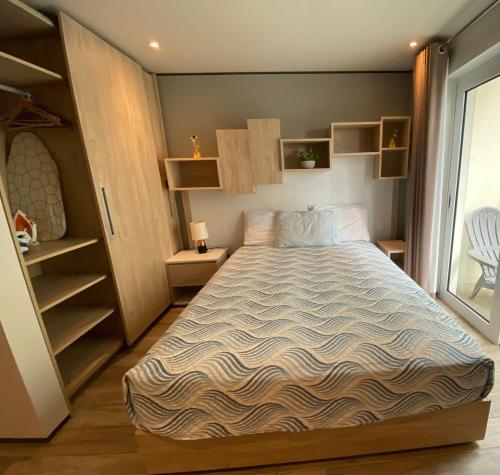 une chambre avec un grand lit dans une pièce dans l'établissement Maho Escape- with Pool and Gym, Lagoon view, walk to Maho Beach and Mullet Bay, walk to dinning, à Maho Reef