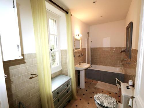 Ένα μπάνιο στο Blanquefort Woodland Hill Retreat