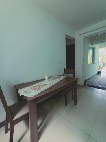 a wooden table and chairs in a room at Apartamento Próximo a Pituba in Itacaré