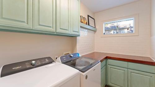 Kuchyň nebo kuchyňský kout v ubytování Lake Norman Retreat w Pool Hot Tub Private Dock Lake Life Cove by AvantStay