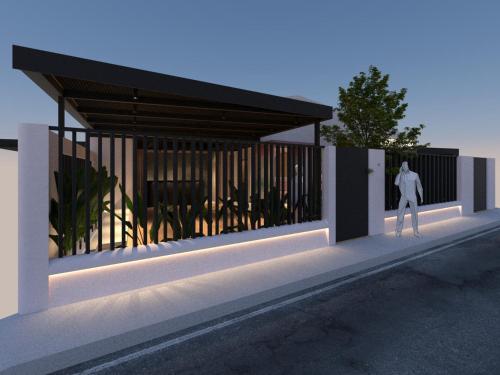 un hombre parado al costado de un edificio en Waves & Ko, en San Andrés