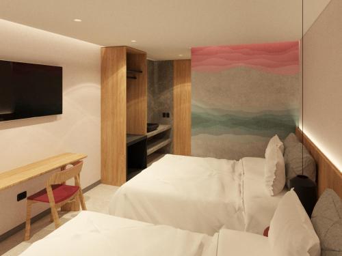 Un dormitorio con una cama, un escritorio y un televisor. en Waves & Ko, en San Andrés