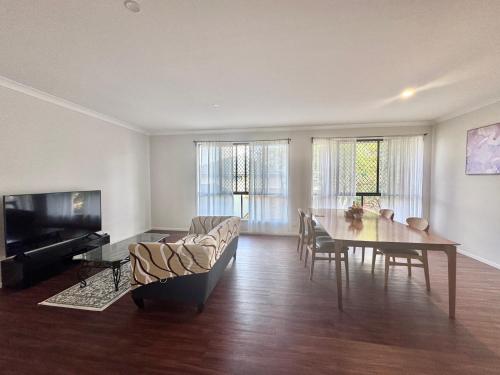 Μια τηλεόραση ή/και κέντρο ψυχαγωγίας στο Coopers Plains Retreat Maple Share House