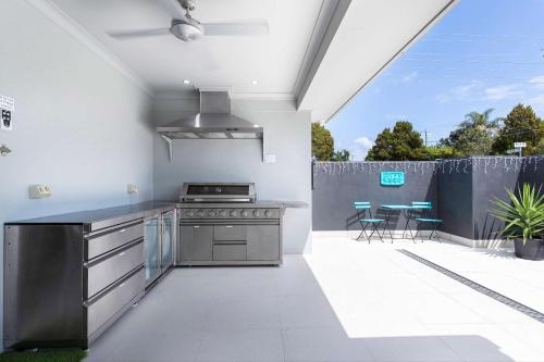 BongareeにあるBribie Breeze Family Retreat with Pool & BBQの屋外キッチン(コンロ付)、パティオ