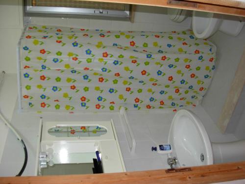 un piccolo bagno con servizi igienici e lavandino di Casa Vacanze Serena ad Alcamo Marina