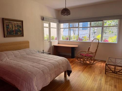 une chambre avec un lit, un bureau et des fenêtres dans l'établissement Napoles Clasico, à Mexico