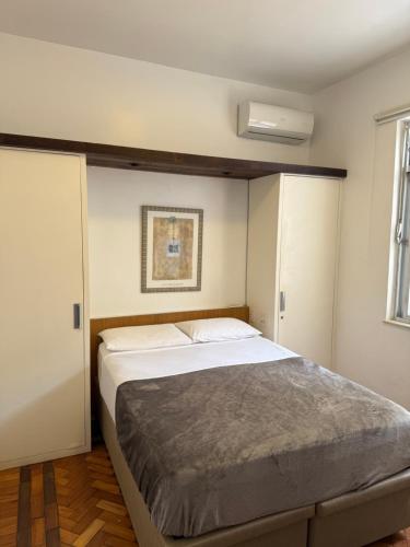 una camera da letto con un letto grande in una stanza di Ipanema Prudente Posto 9 a Rio de Janeiro