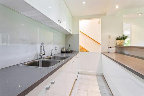 Fairway View في فلندرز: مطبخ بخزائن بيضاء ومغسلة