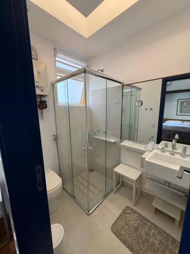 un bagno con doccia, WC e lavandino di Ipanema Prudente Posto 9 a Rio de Janeiro