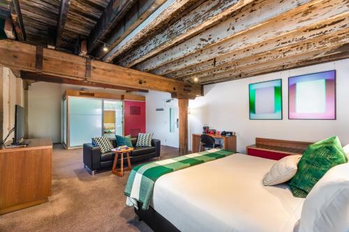The Henry Jones Art Hotel — Bedroom