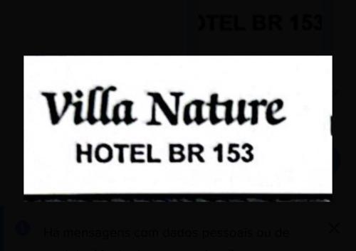una pantalla de portátil con el nombre de un hotel en BR 153 Hotel, en Hidrolândia