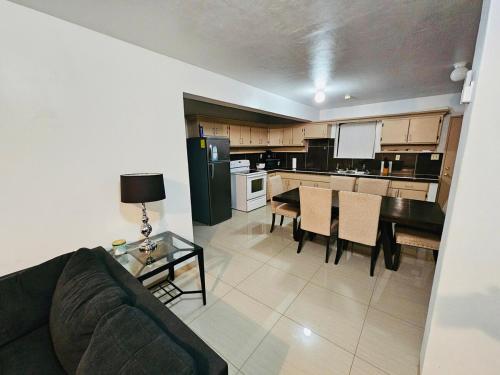 Kuchyň nebo kuchyňský kout v ubytování Peaceful 1 bedroom, 1 bathroom at Joe's Place