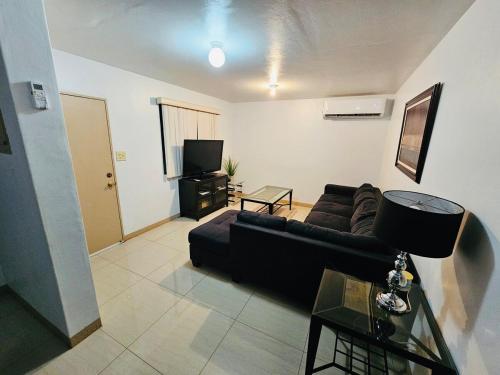 TV a/nebo společenská místnost v ubytování Peaceful 1 bedroom, 1 bathroom at Joe's Place