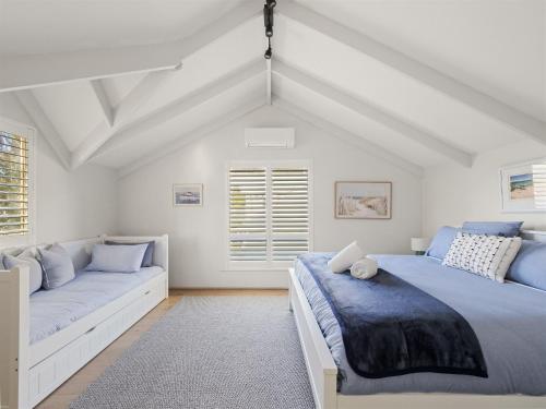 ein Schlafzimmer mit zwei Betten und einer Couch in der Unterkunft Bindi Place - Charming House in Margaret River in Margaret River Town