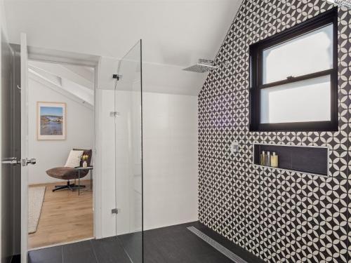 ein Badezimmer mit Glasdusche und Fenster in der Unterkunft Bindi Place - Charming House in Margaret River in Margaret River Town