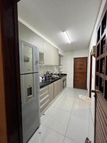 una cucina con frigorifero e lavello di Casa barra nova M e Az a Marechal Deodoro