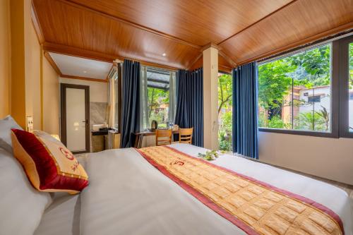 een slaapkamer met een groot bed met een groot raam bij Tam Coc Luxury Homestay in Ninh Binh