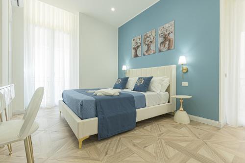 una camera da letto con un letto e una parete blu di boutique teatro b&b a Foggia