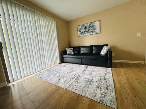 Posezení v ubytování Comfortable apartment entirely by the lake