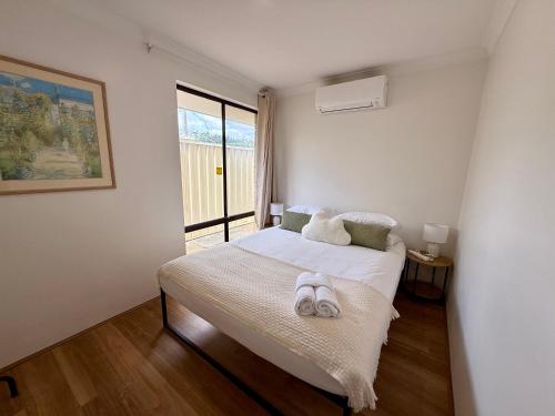 Ένα ή περισσότερα κρεβάτια σε δωμάτιο στο 2 Old-style Homey Family Charm 4br Pet Friendly!