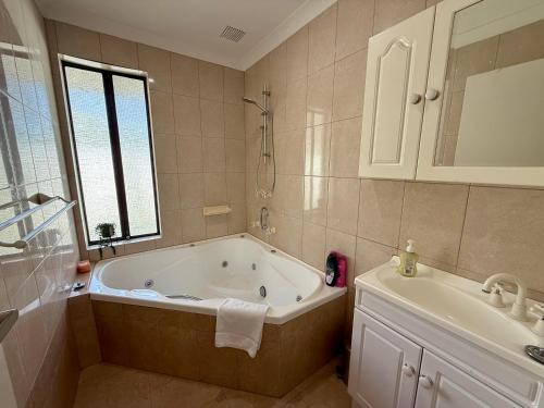 Ένα μπάνιο στο 2 Old-style Homey Family Charm 4br Pet Friendly!