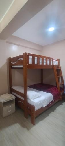 een slaapkamer met twee stapelbedden in een kamer bij Casa Sol in Tingo María