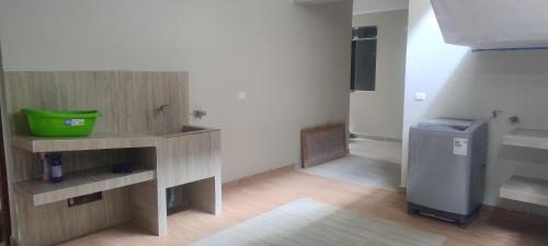 een kleine keuken met een spoelbak en een koelkast bij Casa Sol in Tingo María