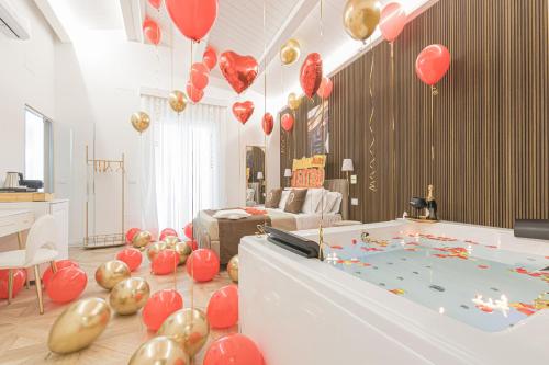 un soggiorno con palloncini rossi e oro e una vasca di boutique teatro b&b a Foggia