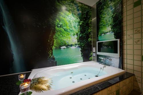 羽島市にあるHOTEL SULATA 岐阜羽島（大人専用）の川絵のバスタブ