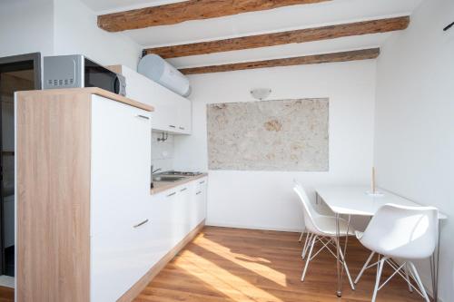 Η κουζίνα ή μικρή κουζίνα στο Apartments with parking space Nin, Zadar - 22265
