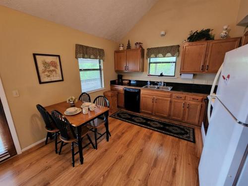 Sky View - Million Dollar Views At Budget pricing! في سيفيرفيل: مطبخ مع طاولة وثلاجة