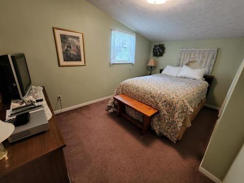 Sky View - Million Dollar Views At Budget pricing! في سيفيرفيل: غرفة نوم بسرير وتلفزيون