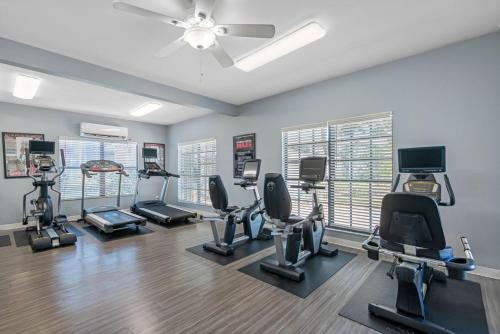 Fitness centrum a/nebo fitness zařízení v ubytování Comfortable apartment entirely by the lake