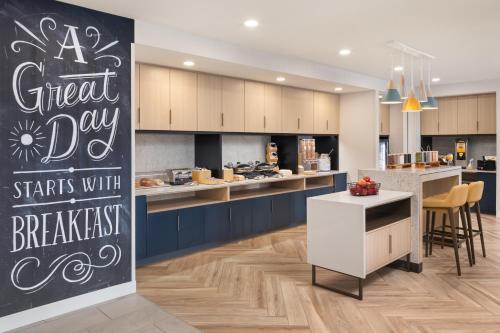 TownePlace Suites by Marriott Mankato في مانكاتو: يبدأ اليوم الرائع بتناول وجبة الإفطار في المطبخ