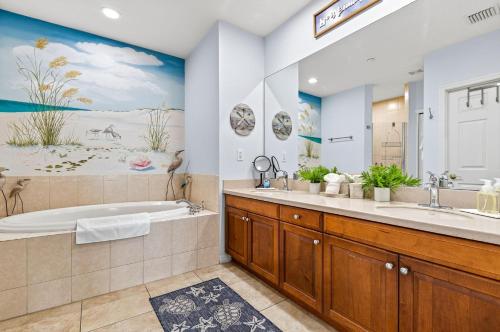 een badkamer met 2 wastafels en een bad bij Clearwater Calm Condo in Clearwater Beach