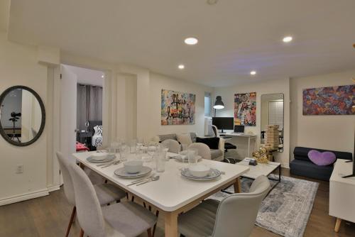 une salle à manger et un salon avec une table et des chaises dans l'établissement FREE PARKING - In-Suite WASHER & DRYER - fully stocked KITCHEN - FAST WIFI - 5 minute walk to the most CENTRAL metro station IN MONTREAL - BERRI UQAM, à Montréal