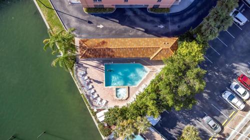een uitzicht over een zwembad naast het water bij Clearwater Calm Condo in Clearwater Beach