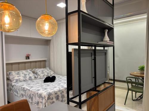ein Schlafzimmer mit einem Bett und einem Fernseher in einem Zimmer in der Unterkunft Flat | Linda vista | Ao lado do Goiânia Shopping in Goiânia