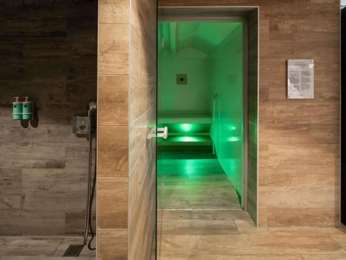 Una puerta de cristal que conduce a una habitación con una cama. en Novotel Wien Hauptbahnhof, en Viena