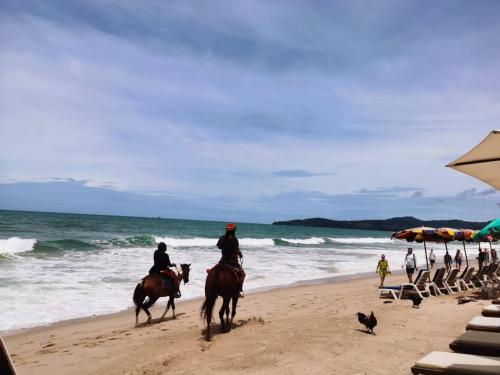 شاطئ عند مكان التخييم أو بالجوار