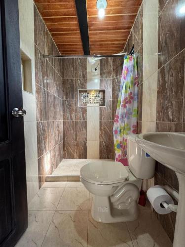 een badkamer met toilet en wastafel bij Apartahotel Vista Verde in El Peñón