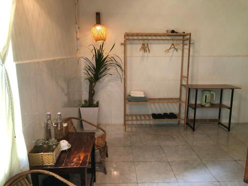 Una sala de estar con una mesa y un espejo. en Dorm Can Tho, en Can Tho