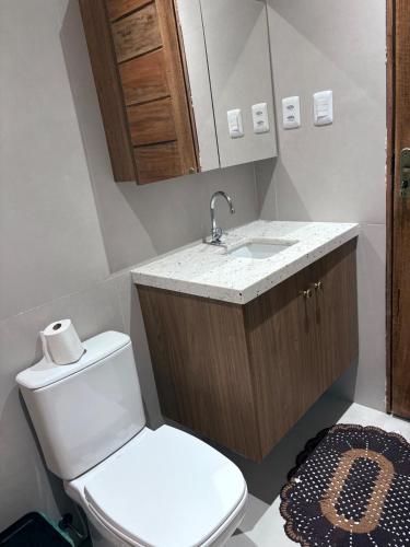 een badkamer met toilet en wastafel bij Apartment - Metropolitan Region of Belém in Ananindeua