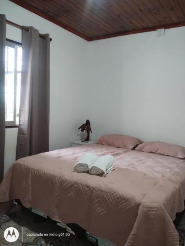 a bedroom with a bed with two towels on it at Morada Donatella in Posadas