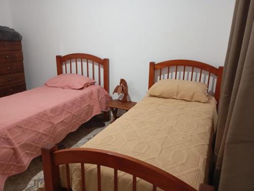 two beds sitting next to each other in a bedroom at Morada Donatella in Posadas