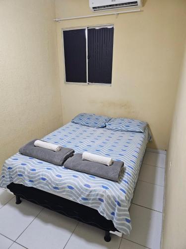 累西腓Casa Recife Conforto 6的一张小床,房间里备有毛巾