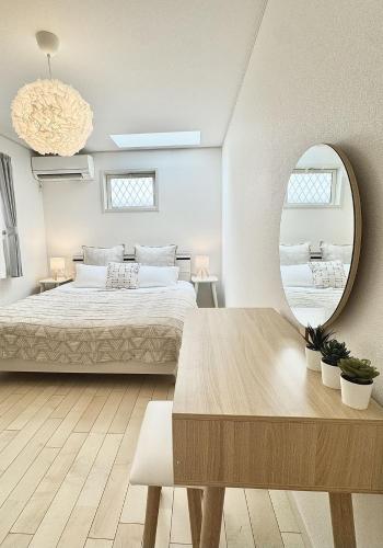 a bedroom with a large bed and a mirror at Ryan inn 99平米 戸建貸切1組10名まで JR東十条駅徒歩3分 in Tokyo
