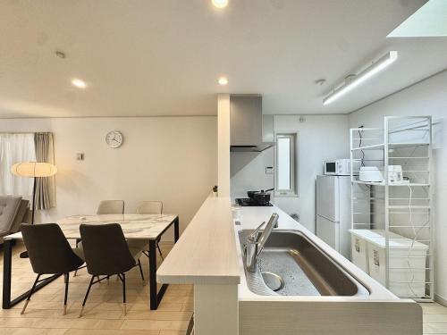 Köök või kööginurk majutusasutuses Ryan innー東京ー東十条駅から徒歩3分ー貸切1組10名まで