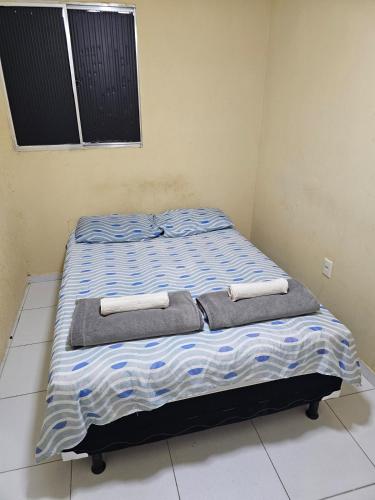 累西腓Casa Recife Conforto 6的客房内的一张床位,上面有毛巾